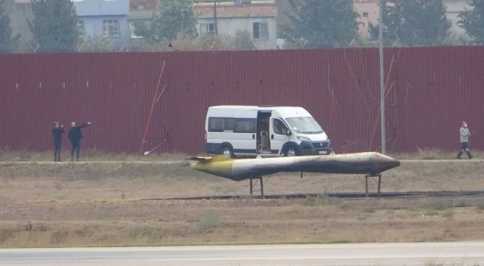 Adana'da ilginç anlar... Piste inen uçağın önüne atladılar