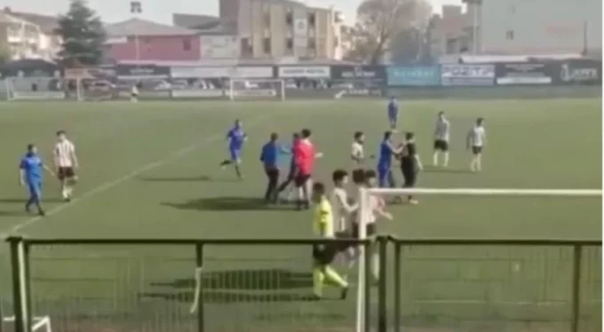 Bursa'da saha karıştı! Futbolcuya kramponla saldırdı, o anlar kamerada