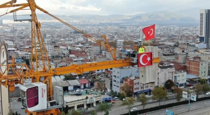 Bursa'da 80 metre yüksekte Ata'ya saygı