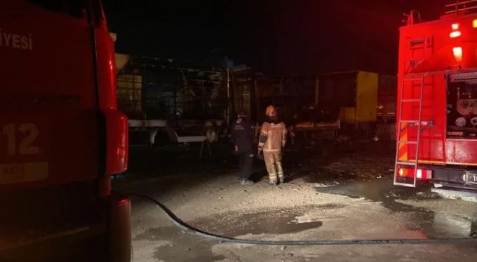 Bursa'da kamyon dorseleri cayır cayır yandı