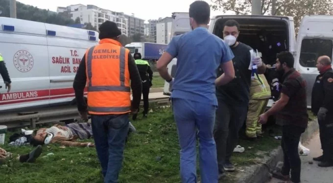 Bursa'da işçileri taşıyan panelvan devrildi: Çok sayıda yaralı var