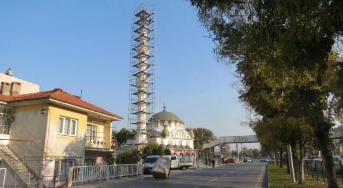 Hacıbaba Camii'nin hasarlı minaresi yıkılıyor