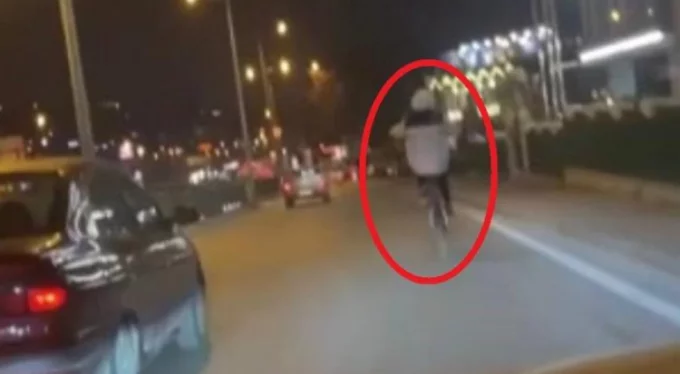 Bursa'da bisikletli gencin tehlikeli yolculuğu kameralara yansıdı