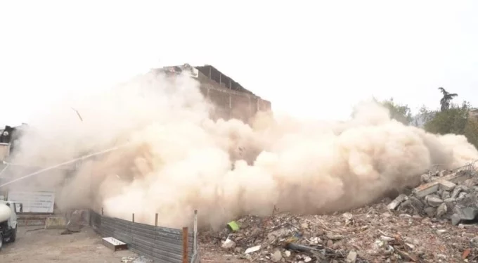 Bursa'da tarih&icirc; çarşıyı gölgeleyen bina böyle yıkıldı