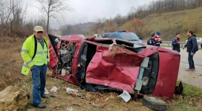Bursa'da feci kaza! Hurdaya dönen araçta sürücü yaşam savaşı veriyor