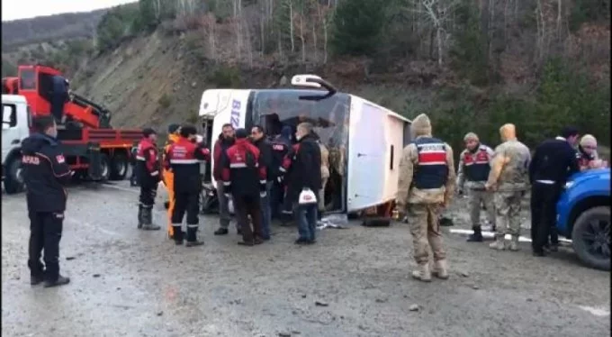 Yolcu otobüsü devrildi: 4'ü ağır 22 yaralı