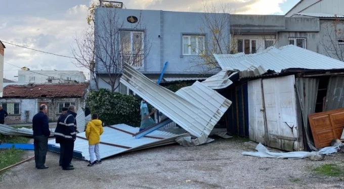 Bursa'da lodos çatıları uçurdu, evler ve arabalar zarar gördü
