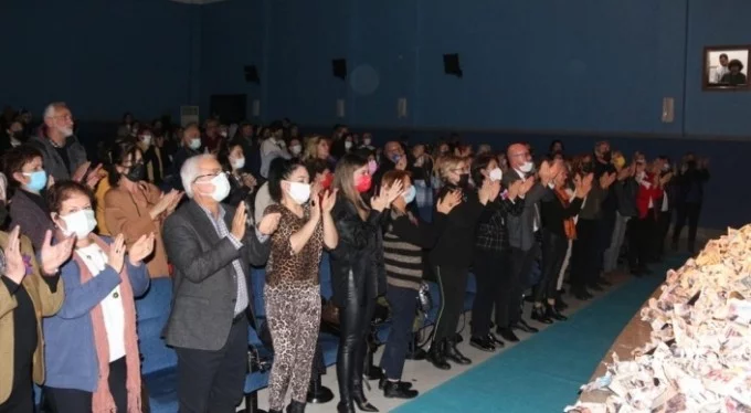 Bursa'da kadın tiyatrocular ayakta alkışlandı