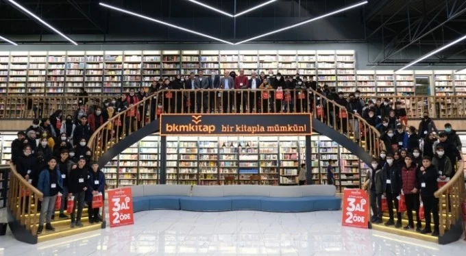 Bin 400 kilometre gelip, Bursa'daki dev  kitabevini ziyaret ettiler