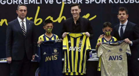 Mesut Özil'in imzalı çubuklu formasına rekor bedel!