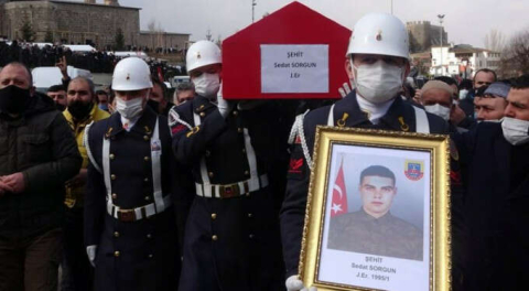 Gara şehitlerine son veda...  'Sen kalk da ben yatayım oğlum...'