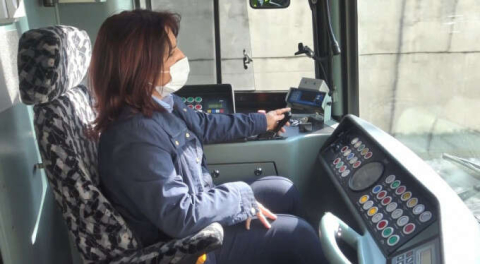 Bursa'da 148 erkek içindeki tek kadın vatman!