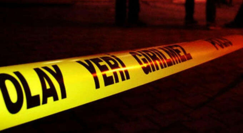 Tartıştığı eşini elleriyle boğdu, kanepede oturur halde bulundu!