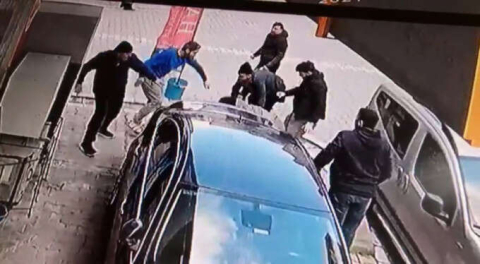 Kılıçlı, pompalı tüfekli kavga... Terlikle ayırmaya çalıştı