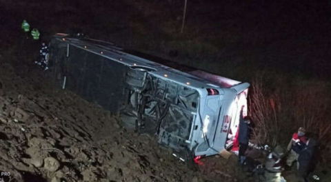 Yolcu otobüsü devrildi! Çok sayıda yaralı var...