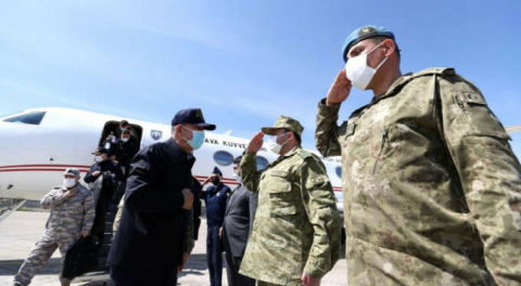 Bakan Akar'dan komandolara ziyaret