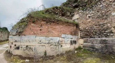 Vandallık! Bursa'da tarihi surlara aşk sözleri yazdılar...