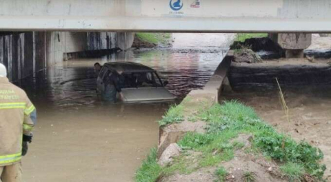 Bursa'da sel alarmı! Dereler taştı, araçlar suya gömüldü...