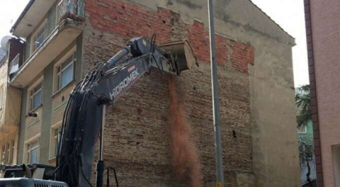 Bursa'da 4 katlı bina yerle bir edildi