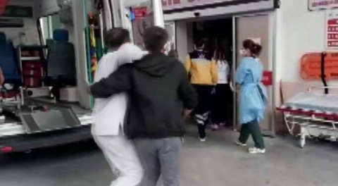 Ağlatan tesadüf: Ambulanstan indirdiği yaralı babası çıktı