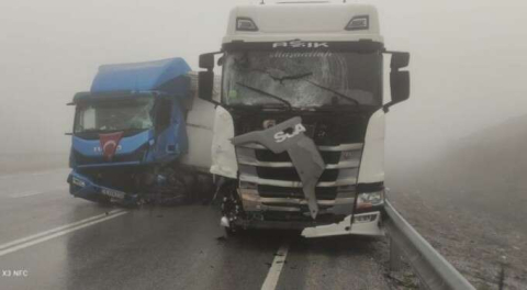 Bursa'da yoğun sis nedeniyle 2 tır birbirine girdi!