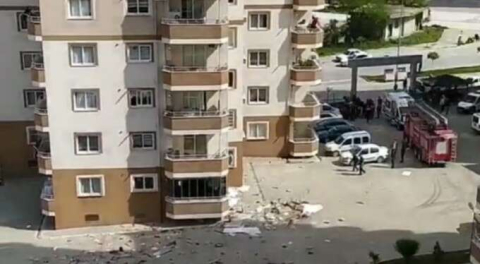 Sinir krizi geçirdi, evdeki eşyaları 8'inci kattan aşağı attı