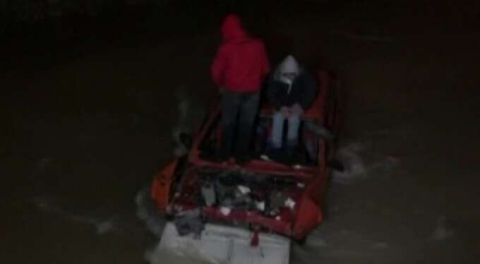 Bursa'da hareketli anlar! Polisten kaçarken dereye uçtular...