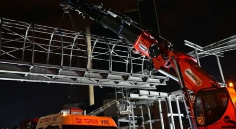 Bursa'nın T2 tramvay hattında gece gündüz imalat