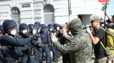 Karantina karşıtı gösteri! Trafiğe kapattılar