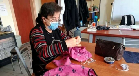 Bursa'da kadınların gücü... Hem tasarlıyor, hem de aile bütçelerine katkı sunuyorlar