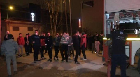 Bu süreçte yapılacak iş değil... Bursa'da mahalleli film izler gibi izledi