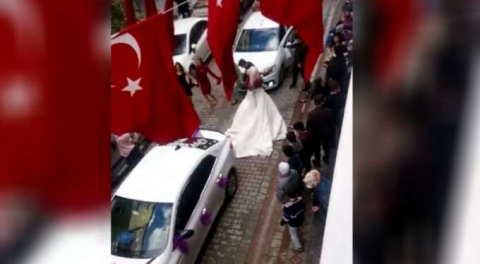 Gelin ve damat, 'corona şarkısı' eşliğinde halay çekti