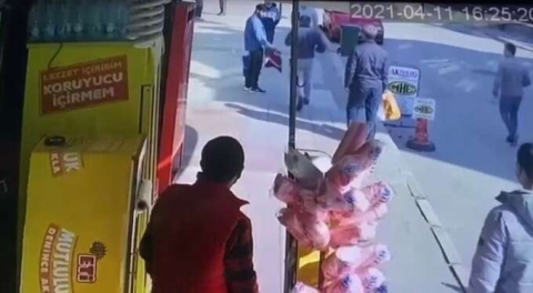 Skandal... Bursa'da Türk Bayrağı'nı yere serip üzerine bastı