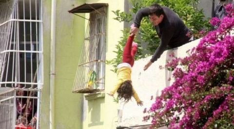 Korkunç görüntü! 4 yaşındaki çocuğunu aşağı atmakla tehdit etti...