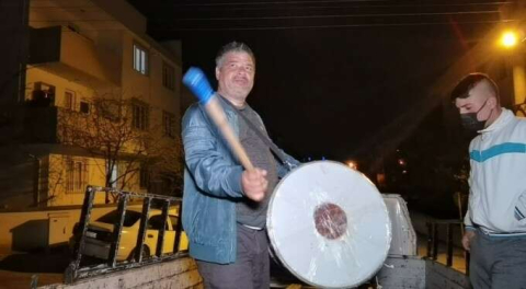Bursa'da Ramazan davulcusunun manisi...  İllallah ettirdin!