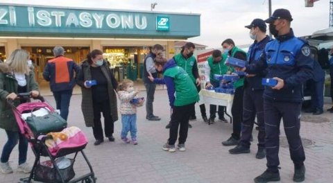 Bursa Büyükşehir ekipleri metro istasyonlarında... İftariyelik paketler halka buluşuyor