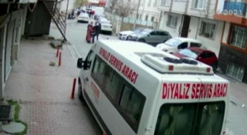 Eşini takip eden adama sokak ortasında tekme tokat dayak