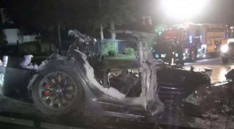Tesla'nın otonom sürüş sistemi, 2 kişinin feci şekilde ölmesine yol açtı!