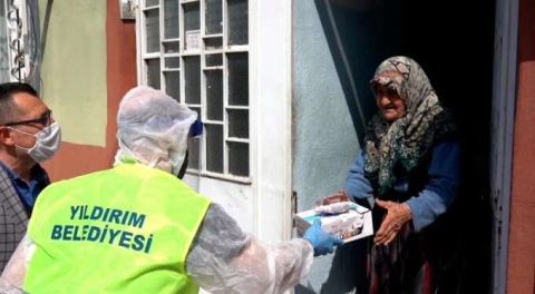 Yıldırım'da kapı kapı sıcak yemek dağıtımı