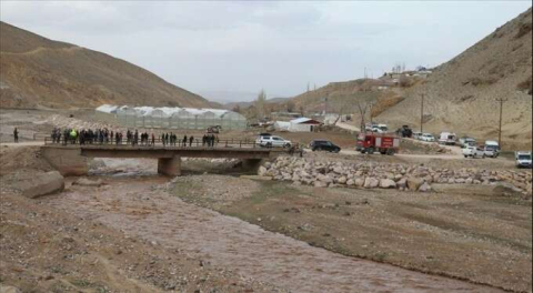 Oyun oynarken nehre düşen 5 yaşındaki çocuk kayboldu!