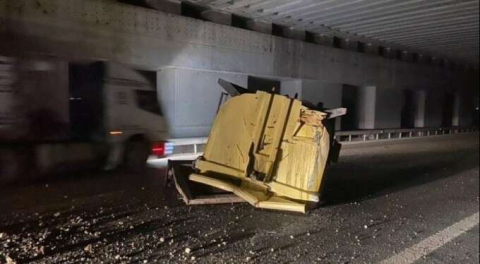 Faciadan dönüldü! Bursa'da kamyonun dorsesi üst geçide takıldı!