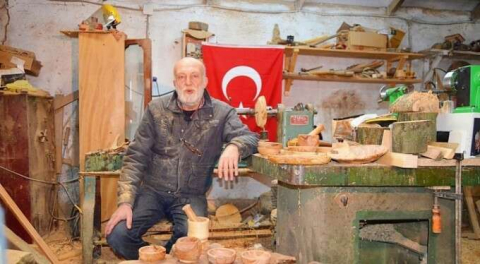 Ahşabın efendisi... Bursa'da öğretmendi şimdi sanaatkar oldu!