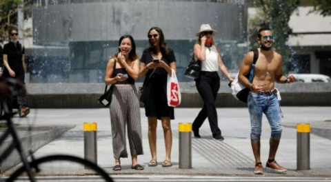 Maskeler çıktı, ülkede hayat normale döndü