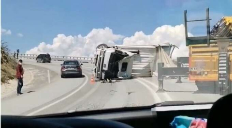 Korkutan kaza! Bursa'da virajı alamayan kamyon devrildi!