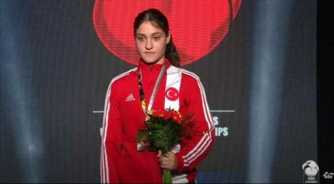 Büşra Işıldar, dünya gençler boks şampiyonu oldu!