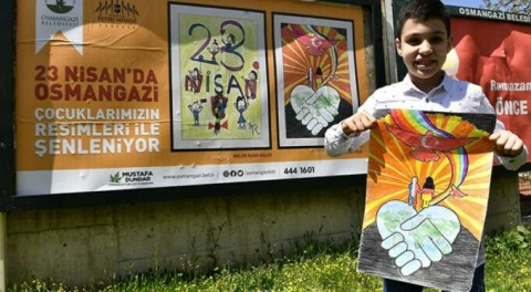 Bursa'da çocukların büyük mutluluğu... Resimleri billboardlarda yayınlandı