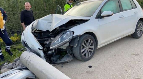 Bursa'da otomobil beton direği devirdi, yol trafiğe kapandı