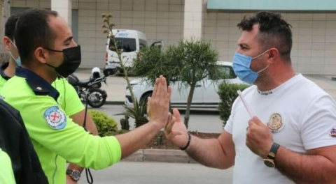 Polisle tartışan sürücü: Arabamın içerisinde 1 trilyon para var!