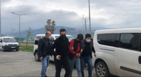 Yakalandı! Bursa'da araçları camlarını kırarak soyuyordu!