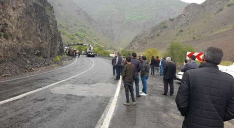 Askeri araç kaza yaptı! Yaralılar var...